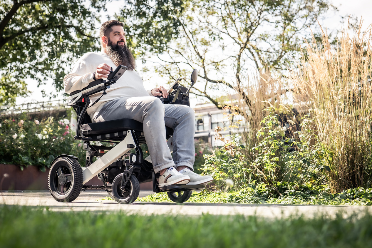 Fauteuil roulant électrique avec joystick pour une autonomie maximale en extérieur