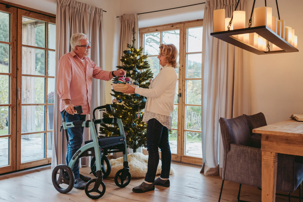 Personne utilisant un déambulateur rollator 4 roues pour se déplacer à domicile