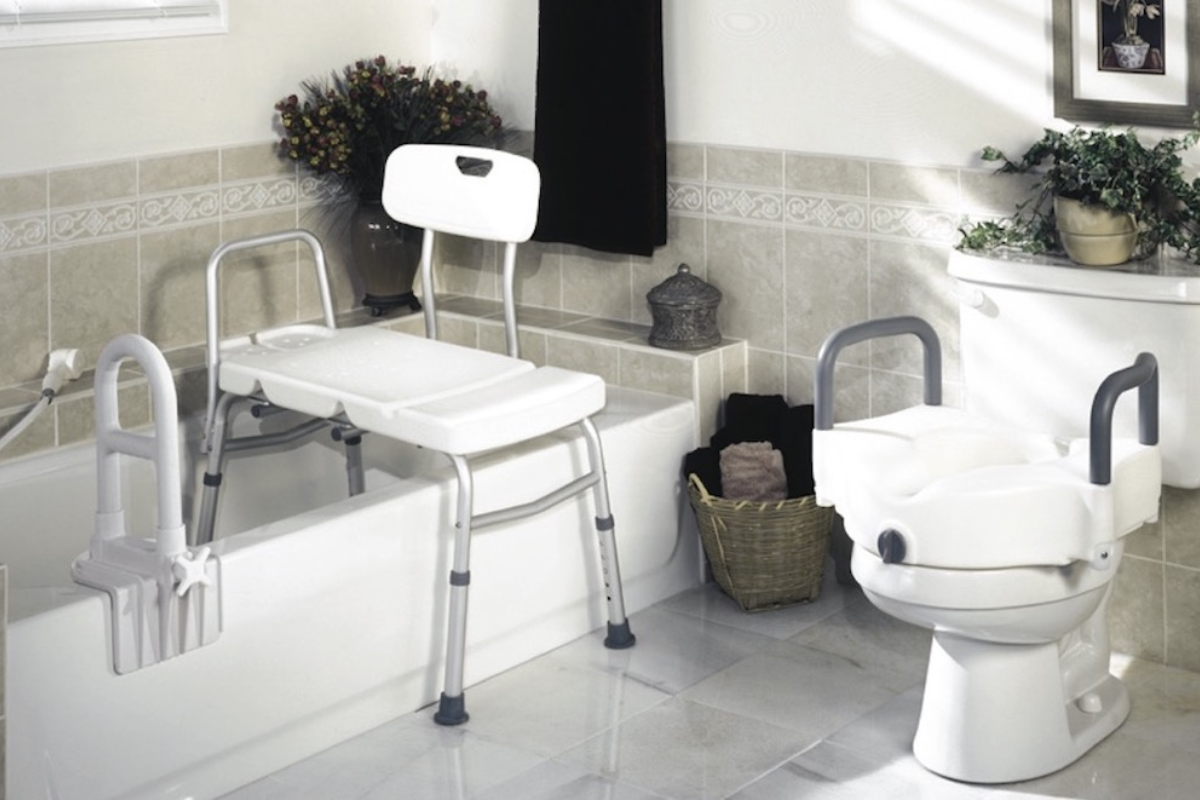 Salle de bain sécurisée avec tabouret de douche et poignées de maintien