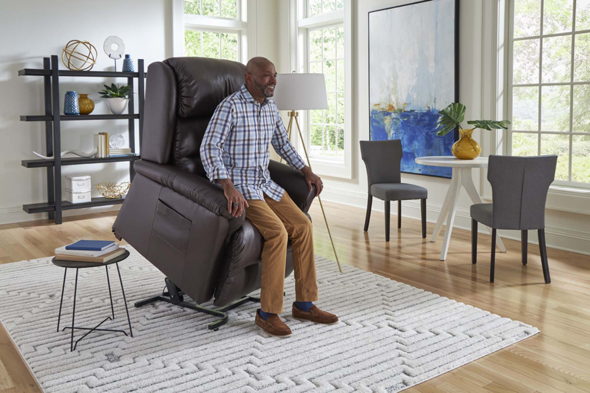 Salon avec fauteuil releveur électrique confortable pour personne âgée