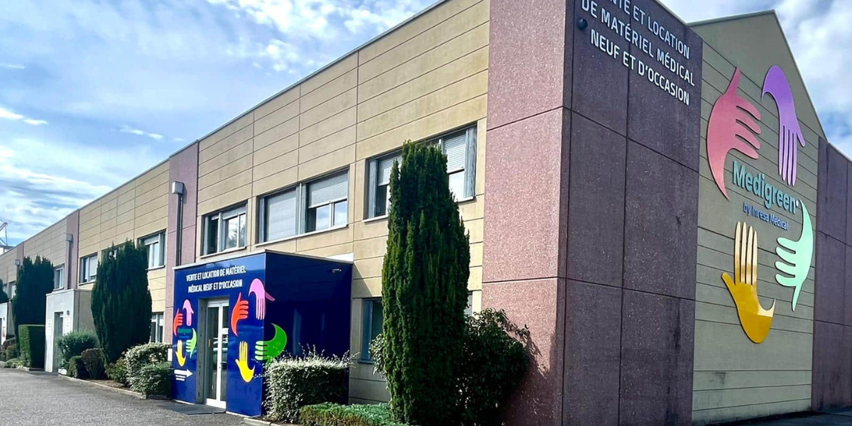 Technicien Inresa Médical installant un lit médicalisé à domicile