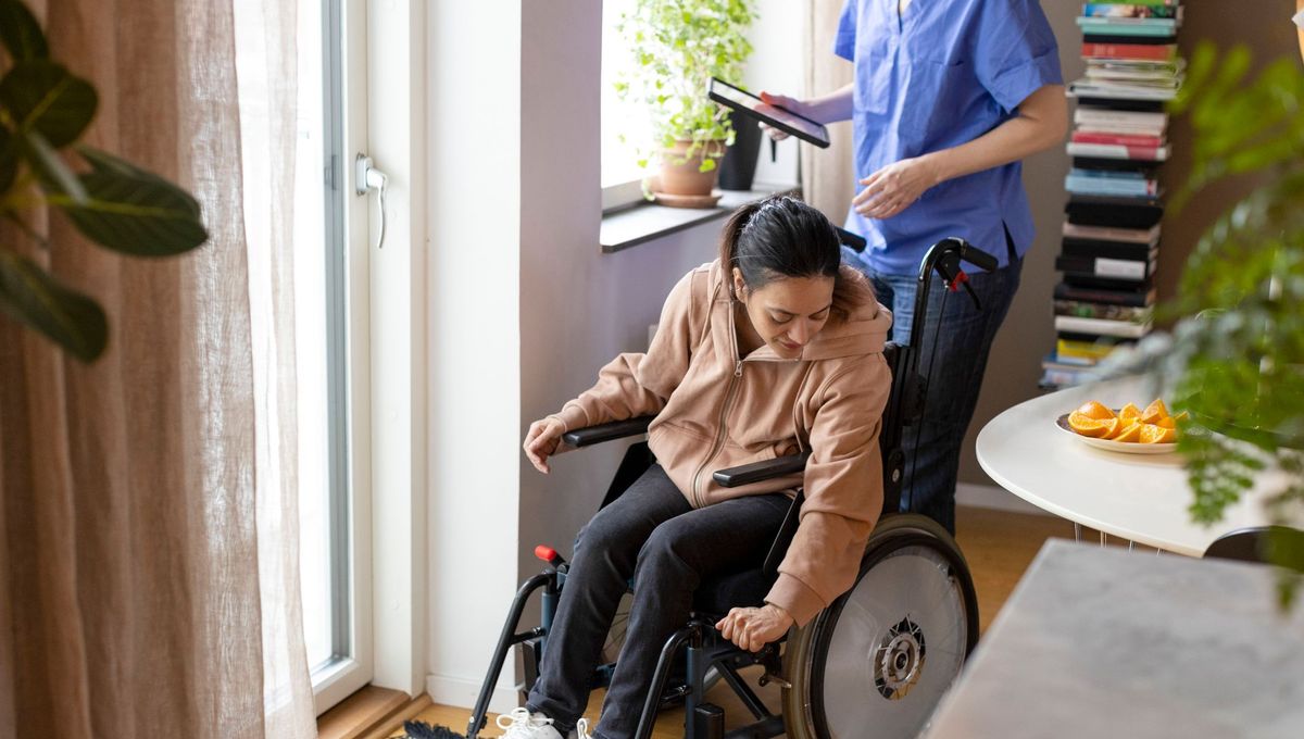 Technicien Inresa Médical installant un lit médicalisé à domicile