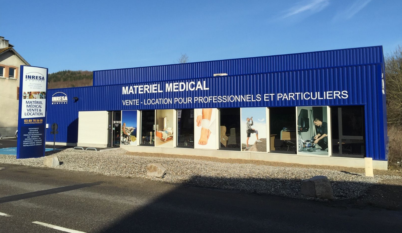 Technicien Inresa Médical installant un lit médicalisé à domicile